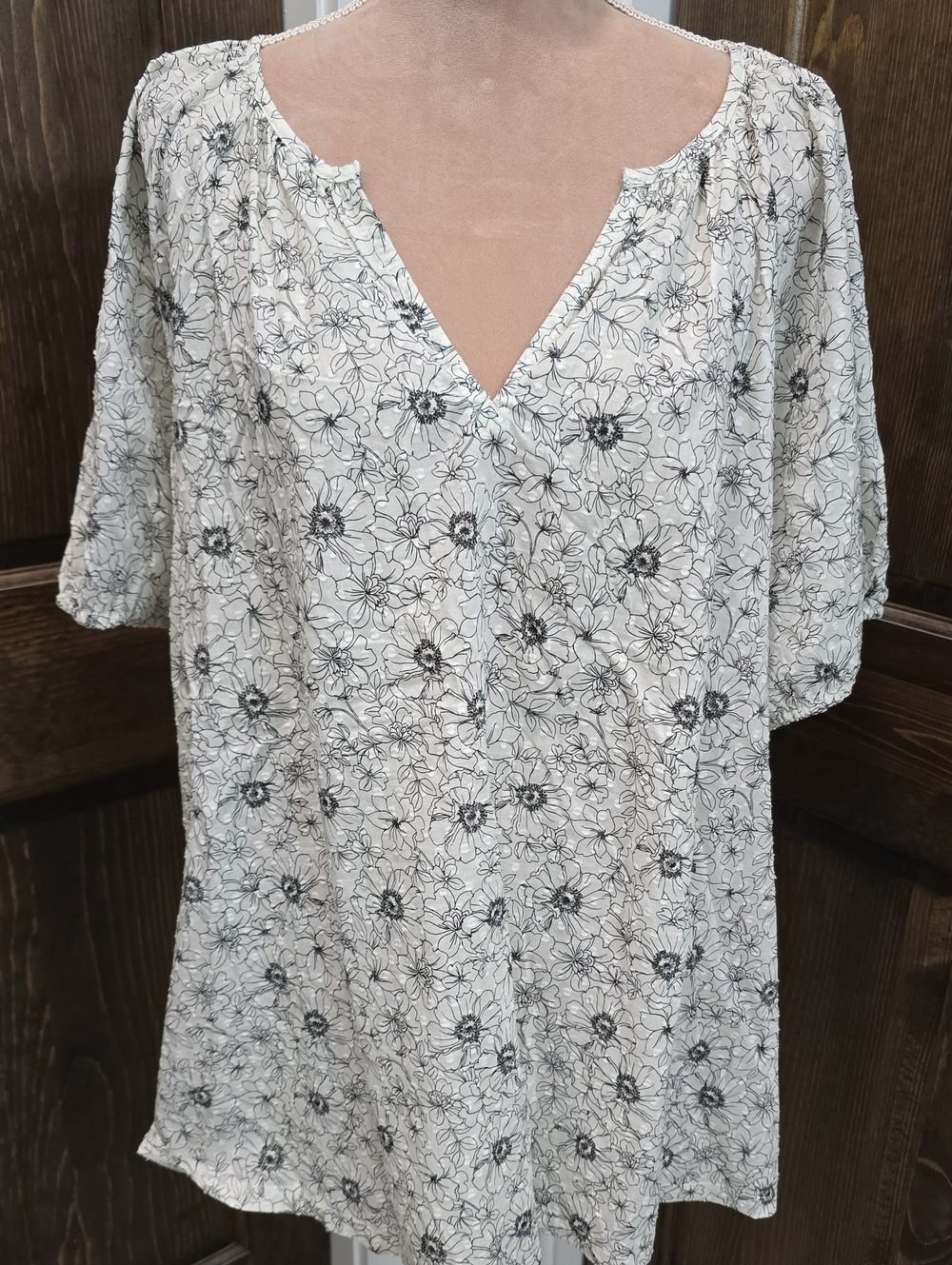Lane Bryant Cream Floral V-Neck Short Sleeve Blouse